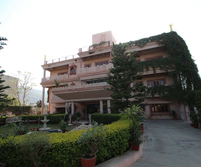 https://imgcld.yatra.com/ytimages/image/upload/t_hotel_yatra_city_desktop/v1435320283/Domestic Hotels/Hotels_Pushkar/Hotel Master Paradise/Exterior.jpg